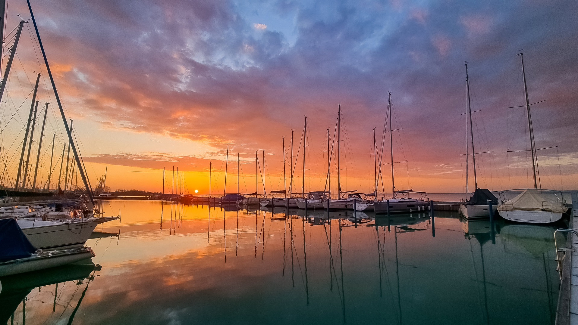 Hajók a Balatonnál Yachtklub Balatonfüreden – szabadság vízen és parton